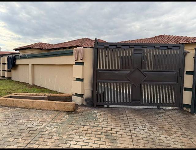 3 BEDROOM HOUSE FOR SALE IN ROODEKOP EXT 21